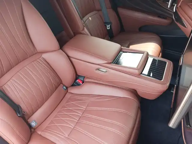 レクサス ＬＳ 500h エグゼクティブ 愛知県 2018(平30)年 4.3万km ソニックアゲート 純正12.3型ナビ/フルセグTV/バックモニター/ビルトインETC2.0/レーダークルーズコントロール/クリアランスソナー/セーフティシステムプラスA/・プリクラッシュセーフティシステム/・フロントクロストラフィックアラート/・レーントレーシングアシスト/・レーンチェンジアシスト/・ドライバー異常時停車支援システム/・アダプティブハイビームシステム/・ロードサインアシスト/・先行車発進告知機能/LEDヘッドランプ/デュアルオートエアコン/本木製/革巻きコンビステアリング/ステアリングヒーター/パドルシフト/L-ANILINE革シート/全席パワーシート/全席シートヒーター/ベンチレーション/純正OP20インチアルミホイール/スマートエントリー/スタートシステム/マークレビンソン3Dサウンドシステム/禁煙車