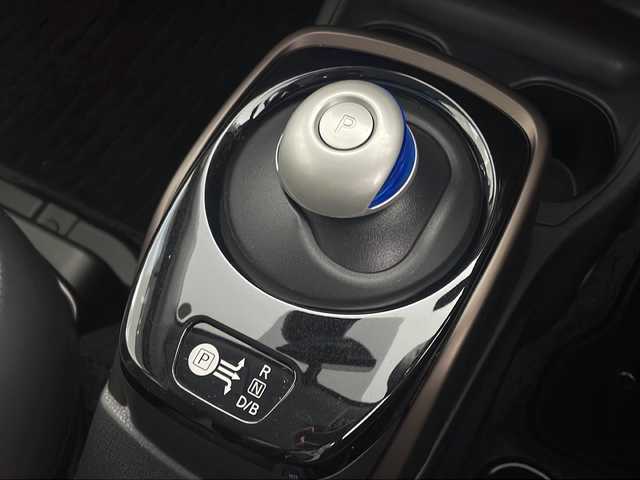 日産 ノート e－パワー メダリスト 茨城県 2017(平29)年 1.2万km プレミアムコロナオレンジ 純正SDナビ/CD/DVD/BT/フルセグテレビ/全方位カメラ/デジタルインナーミラー/エマージェンシーブレーキ/ステアリングスイッチ/革巻きハンドル/プッシュスタート/ハーフレザーシート/純正フロアマット/純正アルミホイール/LEDライト/フォグランプ/オートライト/ドアバイザー/スマートキー