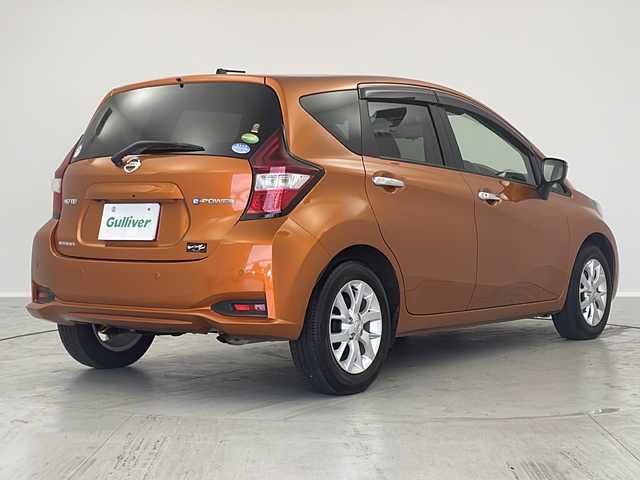 日産 ノート e－パワー メダリスト 茨城県 2017(平29)年 1.2万km プレミアムコロナオレンジ 純正SDナビ/CD/DVD/BT/フルセグテレビ/全方位カメラ/デジタルインナーミラー/エマージェンシーブレーキ/ステアリングスイッチ/革巻きハンドル/プッシュスタート/ハーフレザーシート/純正フロアマット/純正アルミホイール/LEDライト/フォグランプ/オートライト/ドアバイザー/スマートキー