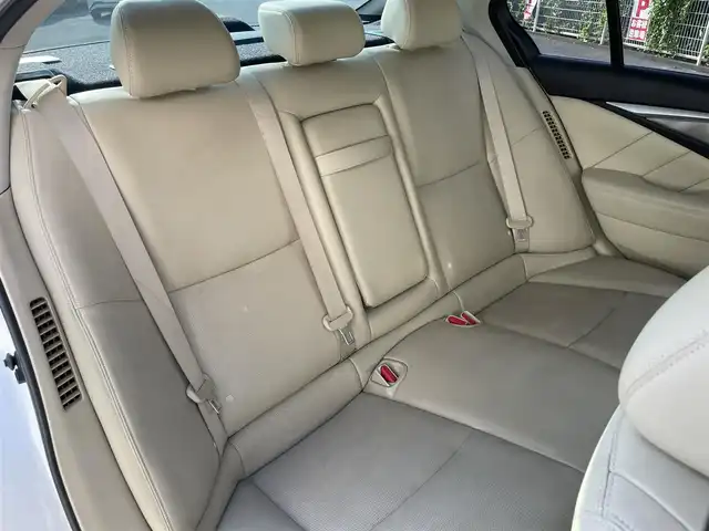 日産 スカイライン ハイブリッド 350GT Type SP 栃木県 2014(平26)年 12.7万km クリスタルホワイトパール 株)IDOMが運営する【じしゃロン小山店】の自社ローン専用車両になります。こちらは現金またはオートローンご利用時の価格です。自社ローンご希望の方は別途その旨お申付け下さい//純正フルセグナビ/（CD/DVD/AM/FMラジオ）/(Bluetooth)/スマートキー/プッシュスタート/バックカメラ/オールアラウンドビュー/ＥＴＣ/インテリジェンスクルーズコントロール/レーンキープアシスト/車線逸脱警報/ドライブレコーダー/コーナーセンサー/パワーシート/シートヒーター/ステアリングリモコン/TPMS/ＢＯＳＥサウンドシステム/電動格納ドアミラー/パワーウインドウ/防眩ミラー/オートライト