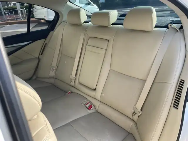 日産 スカイライン ハイブリッド 350GT Type SP 栃木県 2014(平26)年 12.7万km クリスタルホワイトパール 株)IDOMが運営する【じしゃロン小山店】の自社ローン専用車両になります。こちらは現金またはオートローンご利用時の価格です。自社ローンご希望の方は別途その旨お申付け下さい//純正フルセグナビ/（CD/DVD/AM/FMラジオ）/(Bluetooth)/スマートキー/プッシュスタート/バックカメラ/オールアラウンドビュー/ＥＴＣ/インテリジェンスクルーズコントロール/レーンキープアシスト/車線逸脱警報/ドライブレコーダー/コーナーセンサー/パワーシート/シートヒーター/ステアリングリモコン/TPMS/ＢＯＳＥサウンドシステム/電動格納ドアミラー/パワーウインドウ/防眩ミラー/オートライト