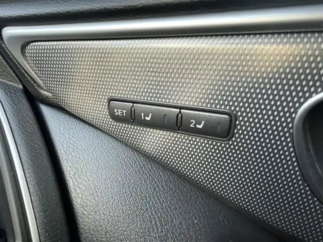 日産 スカイライン ハイブリッド 350GT Type SP 栃木県 2014(平26)年 12.7万km クリスタルホワイトパール 株)IDOMが運営する【じしゃロン小山店】の自社ローン専用車両になります。こちらは現金またはオートローンご利用時の価格です。自社ローンご希望の方は別途その旨お申付け下さい//純正フルセグナビ/（CD/DVD/AM/FMラジオ）/(Bluetooth)/スマートキー/プッシュスタート/バックカメラ/オールアラウンドビュー/ＥＴＣ/インテリジェンスクルーズコントロール/レーンキープアシスト/車線逸脱警報/ドライブレコーダー/コーナーセンサー/パワーシート/シートヒーター/ステアリングリモコン/TPMS/ＢＯＳＥサウンドシステム/電動格納ドアミラー/パワーウインドウ/防眩ミラー/オートライト