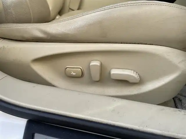 日産 スカイライン ハイブリッド 350GT Type SP 栃木県 2014(平26)年 12.7万km クリスタルホワイトパール 株)IDOMが運営する【じしゃロン小山店】の自社ローン専用車両になります。こちらは現金またはオートローンご利用時の価格です。自社ローンご希望の方は別途その旨お申付け下さい//純正フルセグナビ/（CD/DVD/AM/FMラジオ）/(Bluetooth)/スマートキー/プッシュスタート/バックカメラ/オールアラウンドビュー/ＥＴＣ/インテリジェンスクルーズコントロール/レーンキープアシスト/車線逸脱警報/ドライブレコーダー/コーナーセンサー/パワーシート/シートヒーター/ステアリングリモコン/TPMS/ＢＯＳＥサウンドシステム/電動格納ドアミラー/パワーウインドウ/防眩ミラー/オートライト