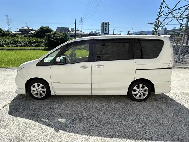 日産 セレナ ハイウェイS G Sハイブリッド 長崎県 2012(平24)年 9.7万km ブリリアントホワイトパール 社外HDDナビ/（CD/DVD/BT/フルセグ）/バックカメラ/フリップダウンモニター/両側パワースライドドア/クルーズコントロール/ETC/オートライト/フォグランプ/電動格納ミラー/スマートキー/プッシュスタート/純正16インチAW