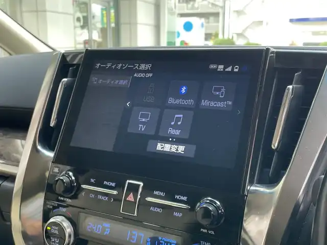 トヨタ アルファードハイブリット エグゼクティブ ラウンジ 東京都 2021(令3)年 4.5万km ホワイトパールクリスタルシャイン ワンオーナー/デジタルインナーミラー/10.5型純正SDナビ/（BTオーディオ/フルセグ）/JBLサウンドシステム/パノラミックビューモニター/フリップダウンモニター/ホワイトレザーシート/セーフティセンス/・プリクラッシュセーフティ/・レーントレーシングアシスト/・レーダークルーズコントロール/ブラインドスポットモニター/前席パワーシート/快適温熱シート/2列目エグゼクティブラウンジシート/・パワーリクライニング/・パワーオットマン/・快適温熱シート/パワーバックドア/両側パワースライドドア/ステアリングヒーター/純正フロアマット/ETC2.0/スペアキー×1/取扱説明書/保証書
