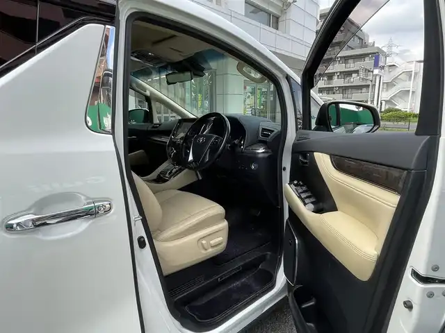 トヨタ アルファードハイブリット エグゼクティブ ラウンジ 東京都 2021(令3)年 4.5万km ホワイトパールクリスタルシャイン ワンオーナー/デジタルインナーミラー/10.5型純正SDナビ/（BTオーディオ/フルセグ）/JBLサウンドシステム/パノラミックビューモニター/フリップダウンモニター/ホワイトレザーシート/セーフティセンス/・プリクラッシュセーフティ/・レーントレーシングアシスト/・レーダークルーズコントロール/ブラインドスポットモニター/前席パワーシート/快適温熱シート/2列目エグゼクティブラウンジシート/・パワーリクライニング/・パワーオットマン/・快適温熱シート/パワーバックドア/両側パワースライドドア/ステアリングヒーター/純正フロアマット/ETC2.0/スペアキー×1/取扱説明書/保証書