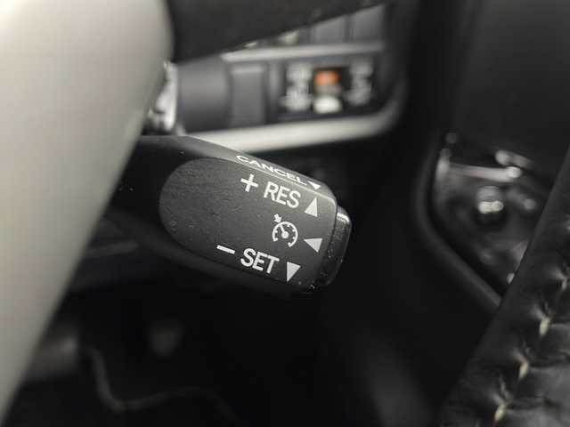 トヨタ ノア Si ダブルバイビー 愛知県 2018(平30)年 4.9万km ホワイトパールクリスタルシャイン /禁煙車//特別仕様車”Si W×B”//純正10インチナビ(NSZN-Z68T)//フルセグTV・AM・FM・CD・DVD・SD・Bluetooth//バックカメラ//ビルトインETC//純正後席フリップダウンモニター//前方ドライブレコーダー(ZDR025)//特別装備/- メッキエクステリアガーニッシュ/- メッキ外側ドアハンドル/- メッキ内側ドアハンドル/- 合皮コンビシート/- 合皮ドアトリム//トヨタセーフティセンス/- プリクラッシュセーフティ/- レーンディパーチャーアラート/- オートハイビーム//クルーズコントロール//LEDヘッドライト//オートライト//LEDフォグランプ//両側パワースライドドア//バックドアイージークローザー//前席シートヒーター//リアオートエアコン//純正16インチアルミホイール//純正フロアマット//革巻きステアリング//ステアリングスイッチ//プッシュスタート//電動格納ミラー//アイドリングストップ//イモビライザー//新車保証書・取扱説明書//スペアキー