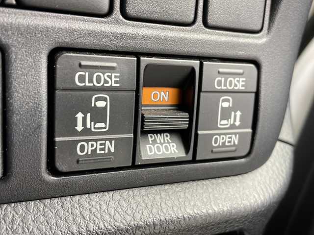 トヨタ ノア Si ダブルバイビー 愛知県 2018(平30)年 4.9万km ホワイトパールクリスタルシャイン /禁煙車//特別仕様車”Si W×B”//純正10インチナビ(NSZN-Z68T)//フルセグTV・AM・FM・CD・DVD・SD・Bluetooth//バックカメラ//ビルトインETC//純正後席フリップダウンモニター//前方ドライブレコーダー(ZDR025)//特別装備/- メッキエクステリアガーニッシュ/- メッキ外側ドアハンドル/- メッキ内側ドアハンドル/- 合皮コンビシート/- 合皮ドアトリム//トヨタセーフティセンス/- プリクラッシュセーフティ/- レーンディパーチャーアラート/- オートハイビーム//クルーズコントロール//LEDヘッドライト//オートライト//LEDフォグランプ//両側パワースライドドア//バックドアイージークローザー//前席シートヒーター//リアオートエアコン//純正16インチアルミホイール//純正フロアマット//革巻きステアリング//ステアリングスイッチ//プッシュスタート//電動格納ミラー//アイドリングストップ//イモビライザー//新車保証書・取扱説明書//スペアキー