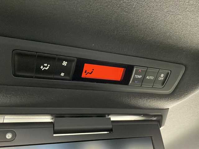 トヨタ ノア Si ダブルバイビー 愛知県 2018(平30)年 4.9万km ホワイトパールクリスタルシャイン /禁煙車//特別仕様車”Si W×B”//純正10インチナビ(NSZN-Z68T)//フルセグTV・AM・FM・CD・DVD・SD・Bluetooth//バックカメラ//ビルトインETC//純正後席フリップダウンモニター//前方ドライブレコーダー(ZDR025)//特別装備/- メッキエクステリアガーニッシュ/- メッキ外側ドアハンドル/- メッキ内側ドアハンドル/- 合皮コンビシート/- 合皮ドアトリム//トヨタセーフティセンス/- プリクラッシュセーフティ/- レーンディパーチャーアラート/- オートハイビーム//クルーズコントロール//LEDヘッドライト//オートライト//LEDフォグランプ//両側パワースライドドア//バックドアイージークローザー//前席シートヒーター//リアオートエアコン//純正16インチアルミホイール//純正フロアマット//革巻きステアリング//ステアリングスイッチ//プッシュスタート//電動格納ミラー//アイドリングストップ//イモビライザー//新車保証書・取扱説明書//スペアキー