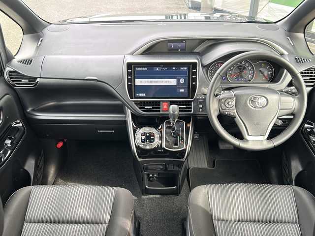 トヨタ ヴォクシー ZS 煌Ⅱ 岐阜県 2020(令2)年 3.4万km ブラック 登録時走行距離：33725km/純正ナビ（NSZT-Z68T）/純正フリップダウンモニター/バックカメラ/フルセグテレビ・Bluetooth・CD/レーダークルーズコントロール/レーンキープアシスト/両側パワースライドドア/LEDヘッドライト/オートライト/オートハイビーム/純正16インチアルミホイール/アイドリングストップ/プッシュスタート/スマートキー