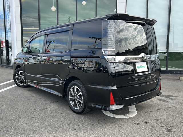 トヨタ ヴォクシー ZS 煌Ⅱ 岐阜県 2020(令2)年 3.4万km ブラック 登録時走行距離：33725km/純正ナビ（NSZT-Z68T）/純正フリップダウンモニター/バックカメラ/フルセグテレビ・Bluetooth・CD/レーダークルーズコントロール/レーンキープアシスト/両側パワースライドドア/LEDヘッドライト/オートライト/オートハイビーム/純正16インチアルミホイール/アイドリングストップ/プッシュスタート/スマートキー