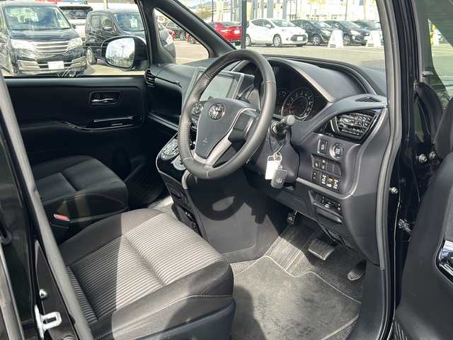 トヨタ ヴォクシー ZS 煌Ⅱ 岐阜県 2020(令2)年 3.4万km ブラック 登録時走行距離：33725km/純正ナビ（NSZT-Z68T）/純正フリップダウンモニター/バックカメラ/フルセグテレビ・Bluetooth・CD/レーダークルーズコントロール/レーンキープアシスト/両側パワースライドドア/LEDヘッドライト/オートライト/オートハイビーム/純正16インチアルミホイール/アイドリングストップ/プッシュスタート/スマートキー