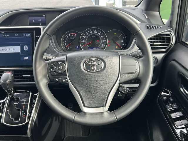 トヨタ ヴォクシー ZS 煌Ⅱ 岐阜県 2020(令2)年 3.4万km ブラック 登録時走行距離：33725km/純正ナビ（NSZT-Z68T）/純正フリップダウンモニター/バックカメラ/フルセグテレビ・Bluetooth・CD/レーダークルーズコントロール/レーンキープアシスト/両側パワースライドドア/LEDヘッドライト/オートライト/オートハイビーム/純正16インチアルミホイール/アイドリングストップ/プッシュスタート/スマートキー