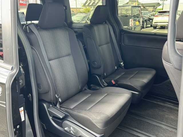 トヨタ ヴォクシー ZS 煌Ⅱ 岐阜県 2020(令2)年 3.4万km ブラック 登録時走行距離：33725km/純正ナビ（NSZT-Z68T）/純正フリップダウンモニター/バックカメラ/フルセグテレビ・Bluetooth・CD/レーダークルーズコントロール/レーンキープアシスト/両側パワースライドドア/LEDヘッドライト/オートライト/オートハイビーム/純正16インチアルミホイール/アイドリングストップ/プッシュスタート/スマートキー