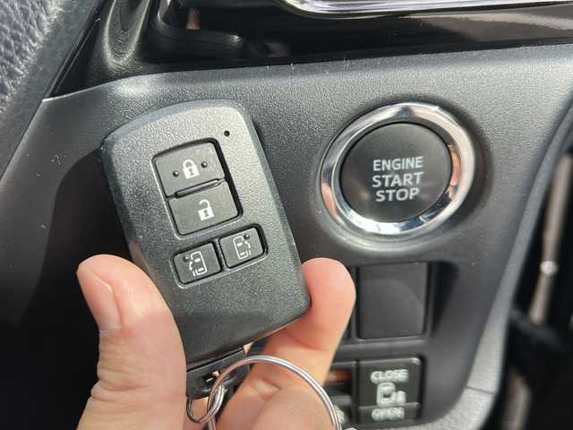 トヨタ ヴォクシー ZS 煌Ⅱ 岐阜県 2020(令2)年 3.4万km ブラック 登録時走行距離：33725km/純正ナビ（NSZT-Z68T）/純正フリップダウンモニター/バックカメラ/フルセグテレビ・Bluetooth・CD/レーダークルーズコントロール/レーンキープアシスト/両側パワースライドドア/LEDヘッドライト/オートライト/オートハイビーム/純正16インチアルミホイール/アイドリングストップ/プッシュスタート/スマートキー