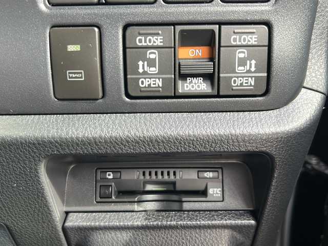 トヨタ ヴォクシー ZS 煌Ⅱ 岐阜県 2020(令2)年 3.4万km ブラック 登録時走行距離：33725km/純正ナビ（NSZT-Z68T）/純正フリップダウンモニター/バックカメラ/フルセグテレビ・Bluetooth・CD/レーダークルーズコントロール/レーンキープアシスト/両側パワースライドドア/LEDヘッドライト/オートライト/オートハイビーム/純正16インチアルミホイール/アイドリングストップ/プッシュスタート/スマートキー