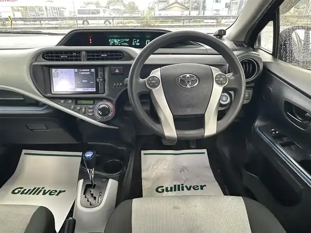 トヨタ アクア S 愛知県 2013(平25)年 14.5万km グレーメタリック ワンオーナー/SDナビ/フルセグテレビ/バックカメラ/アイドリングストップ/ウィンカーミラー/ドアバイザー/プッシュスタート/ETC/AAC/Bluetooth/純正フロアマット/前後コーナーセンサー/オートライト/ステアリングスイッチ/車両接近警報オフ切り替えスイッチ/ヘッドライトクリーナースイッチ/保証書/取扱説明書/スマートキー2本