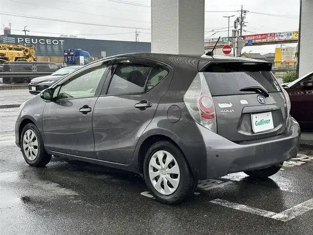 トヨタ アクア S 愛知県 2013(平25)年 14.5万km グレーメタリック ワンオーナー/SDナビ/フルセグテレビ/バックカメラ/アイドリングストップ/ウィンカーミラー/ドアバイザー/プッシュスタート/ETC/AAC/Bluetooth/純正フロアマット/前後コーナーセンサー/オートライト/ステアリングスイッチ/車両接近警報オフ切り替えスイッチ/ヘッドライトクリーナースイッチ/保証書/取扱説明書/スマートキー2本
