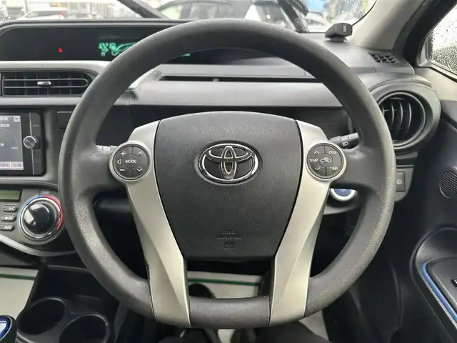 トヨタ アクア S 愛知県 2013(平25)年 14.5万km グレーメタリック ワンオーナー/SDナビ/フルセグテレビ/バックカメラ/アイドリングストップ/ウィンカーミラー/ドアバイザー/プッシュスタート/ETC/AAC/Bluetooth/純正フロアマット/前後コーナーセンサー/オートライト/ステアリングスイッチ/車両接近警報オフ切り替えスイッチ/ヘッドライトクリーナースイッチ/保証書/取扱説明書/スマートキー2本