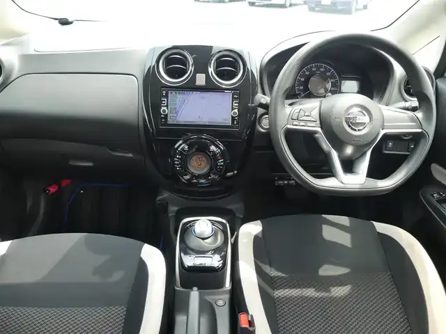 日産 ノート e－パワー X 千葉県 2017(平29)年 5.7万km ブリリアントホワイトパール エマージェンシーブレーキ/インテリジェントルームミラー/アイドリングストップ/純正SDナビ/地デジTV/【DVD/CD再生可】bluetooth/アラウンドビューモニター/ドライブレコーダー/ETC/LEDヘッドライト/ウインカーミラー/コーナーセンサー/ステアリングスイッチ/インテリジェントキー