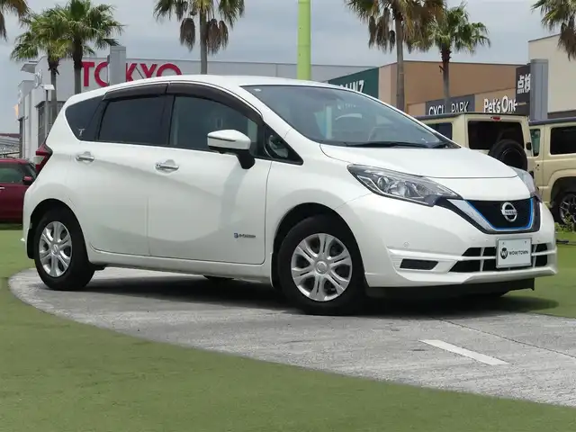 日産 ノート e－パワー X 千葉県 2017(平29)年 5.7万km ブリリアントホワイトパール エマージェンシーブレーキ/インテリジェントルームミラー/アイドリングストップ/純正SDナビ/地デジTV/【DVD/CD再生可】bluetooth/アラウンドビューモニター/ドライブレコーダー/ETC/LEDヘッドライト/ウインカーミラー/コーナーセンサー/ステアリングスイッチ/インテリジェントキー