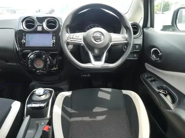 日産 ノート e－パワー X 千葉県 2017(平29)年 5.7万km ブリリアントホワイトパール エマージェンシーブレーキ/インテリジェントルームミラー/アイドリングストップ/純正SDナビ/地デジTV/【DVD/CD再生可】bluetooth/アラウンドビューモニター/ドライブレコーダー/ETC/LEDヘッドライト/ウインカーミラー/コーナーセンサー/ステアリングスイッチ/インテリジェントキー