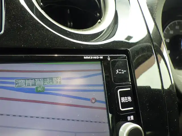 日産 ノート e－パワー X 千葉県 2017(平29)年 5.7万km ブリリアントホワイトパール エマージェンシーブレーキ/インテリジェントルームミラー/アイドリングストップ/純正SDナビ/地デジTV/【DVD/CD再生可】bluetooth/アラウンドビューモニター/ドライブレコーダー/ETC/LEDヘッドライト/ウインカーミラー/コーナーセンサー/ステアリングスイッチ/インテリジェントキー