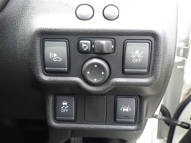 日産 ノート e－パワー X 千葉県 2017(平29)年 5.7万km ブリリアントホワイトパール エマージェンシーブレーキ/インテリジェントルームミラー/アイドリングストップ/純正SDナビ/地デジTV/【DVD/CD再生可】bluetooth/アラウンドビューモニター/ドライブレコーダー/ETC/LEDヘッドライト/ウインカーミラー/コーナーセンサー/ステアリングスイッチ/インテリジェントキー