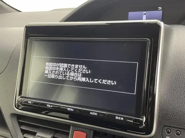 トヨタ エスクァイア Gi ブラックテーラード 千葉県 2016(平28)年 3.1万km ホワイトパールクリスタルシャイン 禁煙車/トヨタセーフティセンス/・レーンディパーチャーアラート/・先行車発進システム/・クルーズコントロール/・クリアランスソナー/両側電動ドア/純正9インチメモリナビ/・型番：NSZT-Y66T/・CD/DVD/Bluetooth/フルセグTV/・バックカメラ/・ビルトインETC/革巻きステアリング/・ステアリングスイッチ/MT付きAT/左右独立エアコン/合皮シート/・DNシートヒーター/純正フロアマット/純正ドアバイザー/純正15インチAW/オートライト/・LEDヘッドライト/・LEDフォグランプ/電動格納ウインカーミラー/アイドリングストップ/プッシュスタート/・スマートキー/・スペアキー