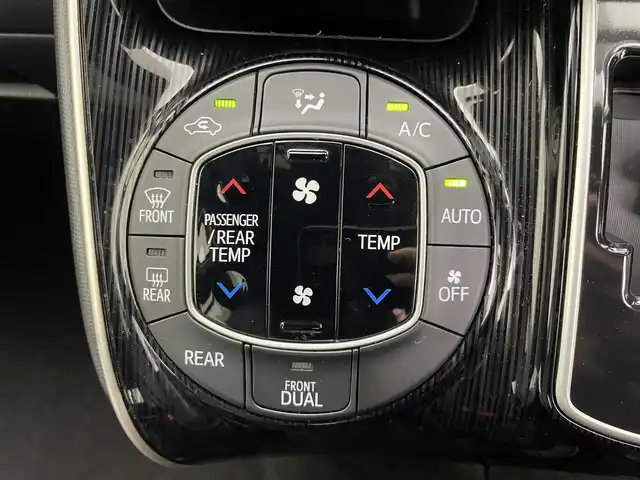 トヨタ エスクァイア Gi ブラックテーラード 千葉県 2016(平28)年 3.1万km ホワイトパールクリスタルシャイン 禁煙車/トヨタセーフティセンス/・レーンディパーチャーアラート/・先行車発進システム/・クルーズコントロール/・クリアランスソナー/両側電動ドア/純正9インチメモリナビ/・型番：NSZT-Y66T/・CD/DVD/Bluetooth/フルセグTV/・バックカメラ/・ビルトインETC/革巻きステアリング/・ステアリングスイッチ/MT付きAT/左右独立エアコン/合皮シート/・DNシートヒーター/純正フロアマット/純正ドアバイザー/純正15インチAW/オートライト/・LEDヘッドライト/・LEDフォグランプ/電動格納ウインカーミラー/アイドリングストップ/プッシュスタート/・スマートキー/・スペアキー