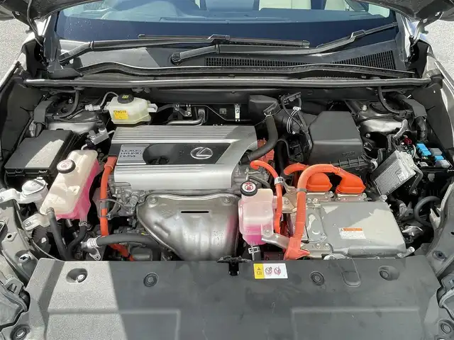レクサス ＮＸ 300h Iパッケージ 滋賀県 2018(平30)年 3.2万km ソニックチタニウム 純正ナビ/・Bluetooth/・フルセグ/・CD/DVD/パノラミックビューモニター/革巻きステアリング/ステアリングリモコン/パドルシフト/ステアリングヒーター/ETC/レーダークルーズコントロール/ホワイトレザーシート/前席シートヒーター/前席パワーシート/パワーバックドア/オートブレーキホールド/オートリトラミラー/ドアミラーヒーター/オートハイビーム/三眼LEDヘッドライト/フォグライト/レクサスセーフティ/・レーンディパーチャーアラート/・プリクラッシュセーフティ/・クリアランスソナー/スペアキー/スマトキー