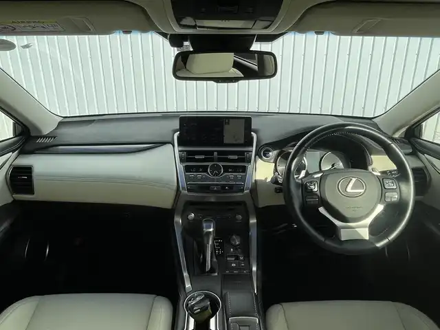 レクサス ＮＸ 300h Iパッケージ 滋賀県 2018(平30)年 3.2万km ソニックチタニウム 純正ナビ/・Bluetooth/・フルセグ/・CD/DVD/パノラミックビューモニター/革巻きステアリング/ステアリングリモコン/パドルシフト/ステアリングヒーター/ETC/レーダークルーズコントロール/ホワイトレザーシート/前席シートヒーター/前席パワーシート/パワーバックドア/オートブレーキホールド/オートリトラミラー/ドアミラーヒーター/オートハイビーム/三眼LEDヘッドライト/フォグライト/レクサスセーフティ/・レーンディパーチャーアラート/・プリクラッシュセーフティ/・クリアランスソナー/スペアキー/スマトキー