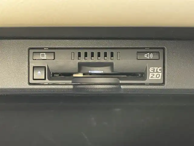 レクサス ＮＸ 300h Iパッケージ 滋賀県 2018(平30)年 3.2万km ソニックチタニウム 純正ナビ/・Bluetooth/・フルセグ/・CD/DVD/パノラミックビューモニター/革巻きステアリング/ステアリングリモコン/パドルシフト/ステアリングヒーター/ETC/レーダークルーズコントロール/ホワイトレザーシート/前席シートヒーター/前席パワーシート/パワーバックドア/オートブレーキホールド/オートリトラミラー/ドアミラーヒーター/オートハイビーム/三眼LEDヘッドライト/フォグライト/レクサスセーフティ/・レーンディパーチャーアラート/・プリクラッシュセーフティ/・クリアランスソナー/スペアキー/スマトキー
