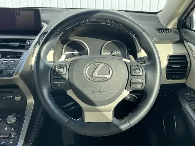レクサス ＮＸ 300h Iパッケージ 滋賀県 2018(平30)年 3.2万km ソニックチタニウム 純正ナビ/・Bluetooth/・フルセグ/・CD/DVD/パノラミックビューモニター/革巻きステアリング/ステアリングリモコン/パドルシフト/ステアリングヒーター/ETC/レーダークルーズコントロール/ホワイトレザーシート/前席シートヒーター/前席パワーシート/パワーバックドア/オートブレーキホールド/オートリトラミラー/ドアミラーヒーター/オートハイビーム/三眼LEDヘッドライト/フォグライト/レクサスセーフティ/・レーンディパーチャーアラート/・プリクラッシュセーフティ/・クリアランスソナー/スペアキー/スマトキー