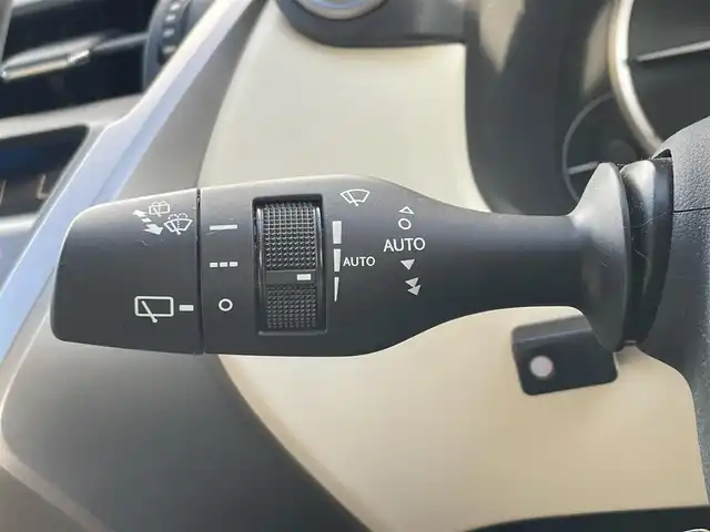 レクサス ＮＸ 300h Iパッケージ 滋賀県 2018(平30)年 3.2万km ソニックチタニウム 純正ナビ/・Bluetooth/・フルセグ/・CD/DVD/パノラミックビューモニター/革巻きステアリング/ステアリングリモコン/パドルシフト/ステアリングヒーター/ETC/レーダークルーズコントロール/ホワイトレザーシート/前席シートヒーター/前席パワーシート/パワーバックドア/オートブレーキホールド/オートリトラミラー/ドアミラーヒーター/オートハイビーム/三眼LEDヘッドライト/フォグライト/レクサスセーフティ/・レーンディパーチャーアラート/・プリクラッシュセーフティ/・クリアランスソナー/スペアキー/スマトキー