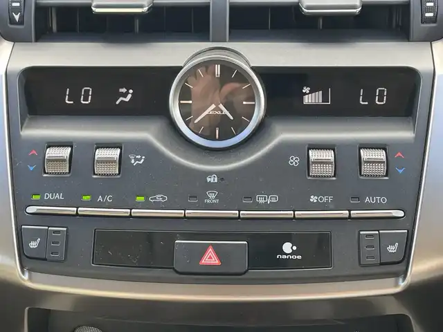 レクサス ＮＸ 300h Iパッケージ 滋賀県 2018(平30)年 3.2万km ソニックチタニウム 純正ナビ/・Bluetooth/・フルセグ/・CD/DVD/パノラミックビューモニター/革巻きステアリング/ステアリングリモコン/パドルシフト/ステアリングヒーター/ETC/レーダークルーズコントロール/ホワイトレザーシート/前席シートヒーター/前席パワーシート/パワーバックドア/オートブレーキホールド/オートリトラミラー/ドアミラーヒーター/オートハイビーム/三眼LEDヘッドライト/フォグライト/レクサスセーフティ/・レーンディパーチャーアラート/・プリクラッシュセーフティ/・クリアランスソナー/スペアキー/スマトキー