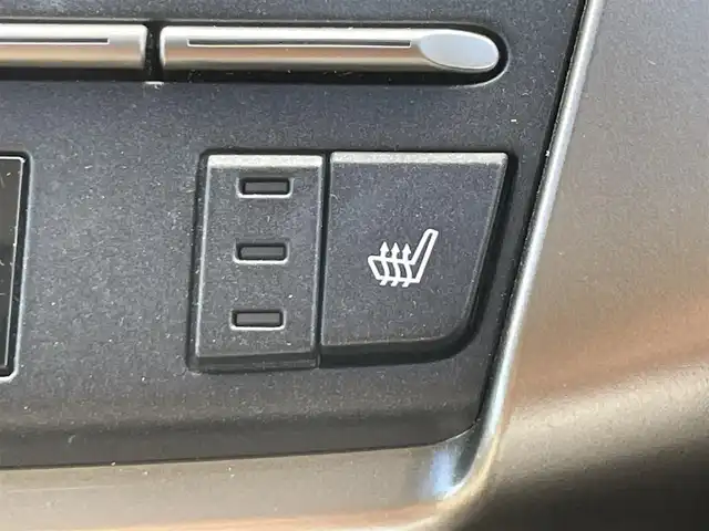 レクサス ＮＸ 300h Iパッケージ 滋賀県 2018(平30)年 3.2万km ソニックチタニウム 純正ナビ/・Bluetooth/・フルセグ/・CD/DVD/パノラミックビューモニター/革巻きステアリング/ステアリングリモコン/パドルシフト/ステアリングヒーター/ETC/レーダークルーズコントロール/ホワイトレザーシート/前席シートヒーター/前席パワーシート/パワーバックドア/オートブレーキホールド/オートリトラミラー/ドアミラーヒーター/オートハイビーム/三眼LEDヘッドライト/フォグライト/レクサスセーフティ/・レーンディパーチャーアラート/・プリクラッシュセーフティ/・クリアランスソナー/スペアキー/スマトキー