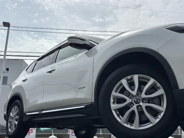 日産 エクストレイル ハイブリッド 20Xi 熊本県 2018(平30)年 3.9万km ブリリアントホワイトパール ワンオーナー/ルーフレール/純正SDナビ/【フルセグTV/CD/DVD】/バックカメラ/アラウンドビューモニター/デジタルインナーミラー/プロパイロットシステム/衝突被害軽減システム/レーダークルーズコントロール/ダウンヒルアシストコントロール/車両接近通報装置/コーナーセンサー/合皮シート/ISOFIX/電動リアゲート/純正17インチアルミホイール/オートLEDライト/オートマチックハイビーム/ビルトインETC/横滑り防止装置/盗難防止装置/純正フロアマット/プッシュスタート/スマートキー/スペアキー/取扱説明書/保証書