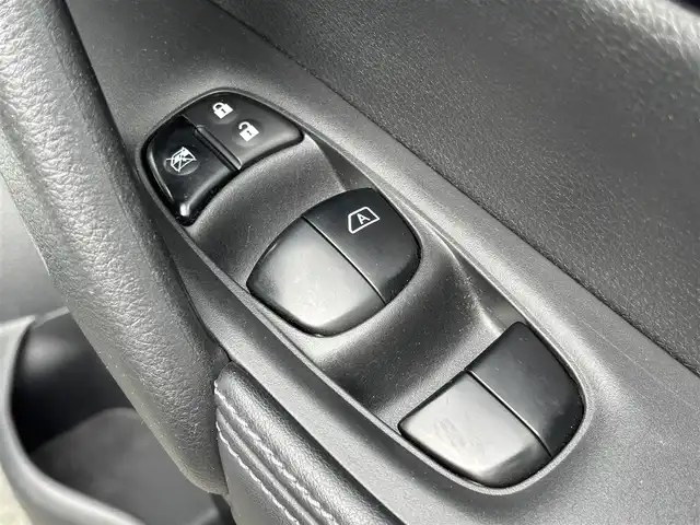 日産 エクストレイル ハイブリッド 20Xi 熊本県 2018(平30)年 3.9万km ブリリアントホワイトパール ワンオーナー/ルーフレール/純正SDナビ/【フルセグTV/CD/DVD】/バックカメラ/アラウンドビューモニター/デジタルインナーミラー/プロパイロットシステム/衝突被害軽減システム/レーダークルーズコントロール/ダウンヒルアシストコントロール/車両接近通報装置/コーナーセンサー/合皮シート/ISOFIX/電動リアゲート/純正17インチアルミホイール/オートLEDライト/オートマチックハイビーム/ビルトインETC/横滑り防止装置/盗難防止装置/純正フロアマット/プッシュスタート/スマートキー/スペアキー/取扱説明書/保証書