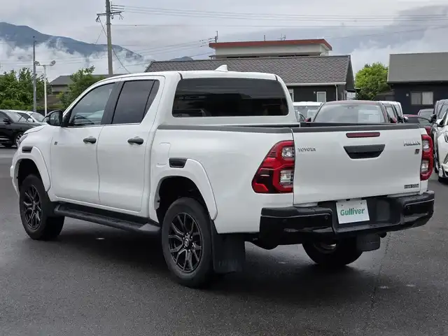 トヨタ ハイラックス Z GRスポーツ 鹿児島県 2023(令5)年 2.4万km スーパーホワイトⅡ レーダークルーズコントロール　/ＥＴＣ　/純正メモリーナビ　/アラウンドビューモニター　/Ｂｌｕｅｔｏｏｔｈオーディオ　/Ｄ席パワーシート　/ＥＧＲ製バグガード　/トラクションコントロール　/パワーヒート/レーンディパーチャーアラート/プリクラッシュセーフティシステム/排出ガス浄化スイッチ/GR純正アルミホイール(18インチ)/前後コーナーセンサー/プッシュスタート/スマートキー/横滑り防止装置/レーンキープアシスト/ディーゼルターボ車/エアバッグ(Ｗ＋サイド)