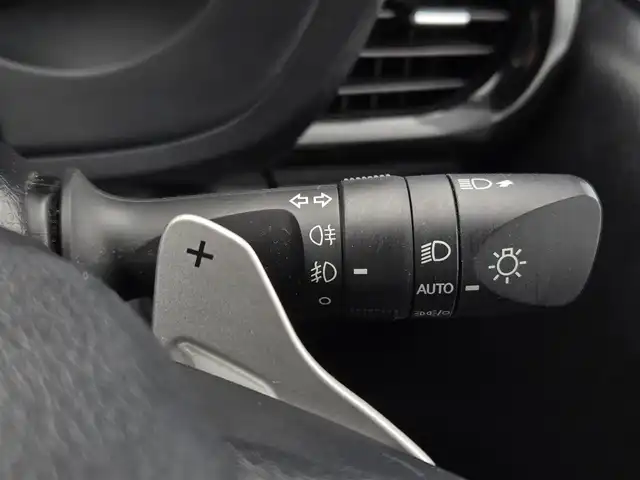 トヨタ ハイラックス Z GRスポーツ 鹿児島県 2023(令5)年 2.4万km スーパーホワイトⅡ レーダークルーズコントロール　/ＥＴＣ　/純正メモリーナビ　/アラウンドビューモニター　/Ｂｌｕｅｔｏｏｔｈオーディオ　/Ｄ席パワーシート　/ＥＧＲ製バグガード　/トラクションコントロール　/パワーヒート/レーンディパーチャーアラート/プリクラッシュセーフティシステム/排出ガス浄化スイッチ/GR純正アルミホイール(18インチ)/前後コーナーセンサー/プッシュスタート/スマートキー/横滑り防止装置/レーンキープアシスト/ディーゼルターボ車/エアバッグ(Ｗ＋サイド)