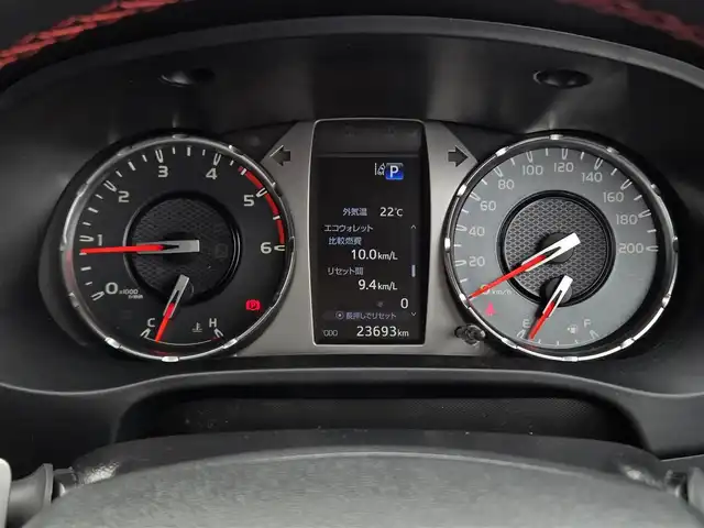トヨタ ハイラックス Z GRスポーツ 鹿児島県 2023(令5)年 2.4万km スーパーホワイトⅡ レーダークルーズコントロール　/ＥＴＣ　/純正メモリーナビ　/アラウンドビューモニター　/Ｂｌｕｅｔｏｏｔｈオーディオ　/Ｄ席パワーシート　/ＥＧＲ製バグガード　/トラクションコントロール　/パワーヒート/レーンディパーチャーアラート/プリクラッシュセーフティシステム/排出ガス浄化スイッチ/GR純正アルミホイール(18インチ)/前後コーナーセンサー/プッシュスタート/スマートキー/横滑り防止装置/レーンキープアシスト/ディーゼルターボ車/エアバッグ(Ｗ＋サイド)