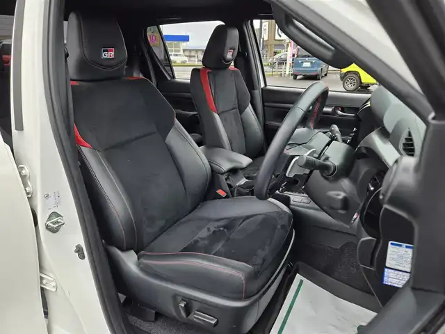 トヨタ ハイラックス Z GRスポーツ 鹿児島県 2023(令5)年 2.4万km スーパーホワイトⅡ レーダークルーズコントロール　/ＥＴＣ　/純正メモリーナビ　/アラウンドビューモニター　/Ｂｌｕｅｔｏｏｔｈオーディオ　/Ｄ席パワーシート　/ＥＧＲ製バグガード　/トラクションコントロール　/パワーヒート/レーンディパーチャーアラート/プリクラッシュセーフティシステム/排出ガス浄化スイッチ/GR純正アルミホイール(18インチ)/前後コーナーセンサー/プッシュスタート/スマートキー/横滑り防止装置/レーンキープアシスト/ディーゼルターボ車/エアバッグ(Ｗ＋サイド)