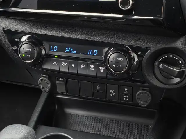 トヨタ ハイラックス Z GRスポーツ 鹿児島県 2023(令5)年 2.4万km スーパーホワイトⅡ レーダークルーズコントロール　/ＥＴＣ　/純正メモリーナビ　/アラウンドビューモニター　/Ｂｌｕｅｔｏｏｔｈオーディオ　/Ｄ席パワーシート　/ＥＧＲ製バグガード　/トラクションコントロール　/パワーヒート/レーンディパーチャーアラート/プリクラッシュセーフティシステム/排出ガス浄化スイッチ/GR純正アルミホイール(18インチ)/前後コーナーセンサー/プッシュスタート/スマートキー/横滑り防止装置/レーンキープアシスト/ディーゼルターボ車/エアバッグ(Ｗ＋サイド)