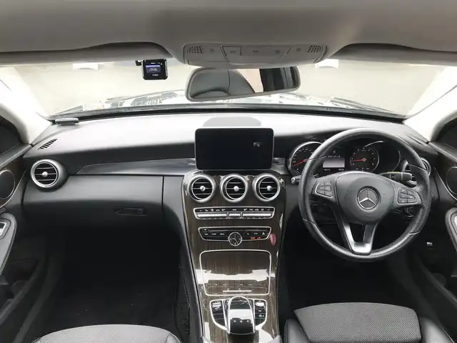 メルセデス・ベンツ Ｃ２００ アバンギャルド 富山県 2015(平27)年 6.6万km オブシディアンブラック 〇COMANDシステム/〇バックカメラ/〇レーダーセーフティパッケージ/〇パークトロニック/〇ヘッドアップディスプレイ/〇シートヒーター（運転席/助手席）/〇パワートランクリッド/〇LEDインテリジェントシステム/〇アダプティブハイビームアシストプラス/〇LEDコーナリングランプ/〇純正17インチAW/〇ブラウン木目調センターパネル/アナログ時計/〇ディンプル加工ナッパ革巻きステアリングホイール/〇無地ファブリック/合皮コンビシート/〇パワーシート（運転席メモリー付/助手席）/〇ETC/〇ドライブレコーダー/〇キーレスゴー