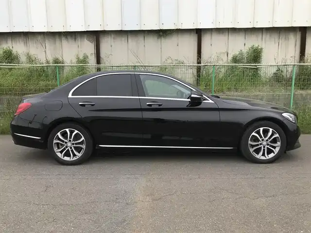 メルセデス・ベンツ Ｃ２００ アバンギャルド 富山県 2015(平27)年 6.6万km オブシディアンブラック 〇COMANDシステム/〇バックカメラ/〇レーダーセーフティパッケージ/〇パークトロニック/〇ヘッドアップディスプレイ/〇シートヒーター（運転席/助手席）/〇パワートランクリッド/〇LEDインテリジェントシステム/〇アダプティブハイビームアシストプラス/〇LEDコーナリングランプ/〇純正17インチAW/〇ブラウン木目調センターパネル/アナログ時計/〇ディンプル加工ナッパ革巻きステアリングホイール/〇無地ファブリック/合皮コンビシート/〇パワーシート（運転席メモリー付/助手席）/〇ETC/〇ドライブレコーダー/〇キーレスゴー
