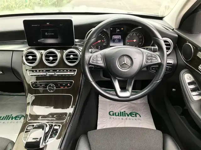 メルセデス・ベンツ Ｃ２００ アバンギャルド 富山県 2015(平27)年 6.6万km オブシディアンブラック 〇COMANDシステム/〇バックカメラ/〇レーダーセーフティパッケージ/〇パークトロニック/〇ヘッドアップディスプレイ/〇シートヒーター（運転席/助手席）/〇パワートランクリッド/〇LEDインテリジェントシステム/〇アダプティブハイビームアシストプラス/〇LEDコーナリングランプ/〇純正17インチAW/〇ブラウン木目調センターパネル/アナログ時計/〇ディンプル加工ナッパ革巻きステアリングホイール/〇無地ファブリック/合皮コンビシート/〇パワーシート（運転席メモリー付/助手席）/〇ETC/〇ドライブレコーダー/〇キーレスゴー
