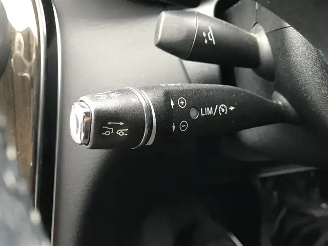 メルセデス・ベンツ Ｃ２００ アバンギャルド 富山県 2015(平27)年 6.6万km オブシディアンブラック 〇COMANDシステム/〇バックカメラ/〇レーダーセーフティパッケージ/〇パークトロニック/〇ヘッドアップディスプレイ/〇シートヒーター（運転席/助手席）/〇パワートランクリッド/〇LEDインテリジェントシステム/〇アダプティブハイビームアシストプラス/〇LEDコーナリングランプ/〇純正17インチAW/〇ブラウン木目調センターパネル/アナログ時計/〇ディンプル加工ナッパ革巻きステアリングホイール/〇無地ファブリック/合皮コンビシート/〇パワーシート（運転席メモリー付/助手席）/〇ETC/〇ドライブレコーダー/〇キーレスゴー