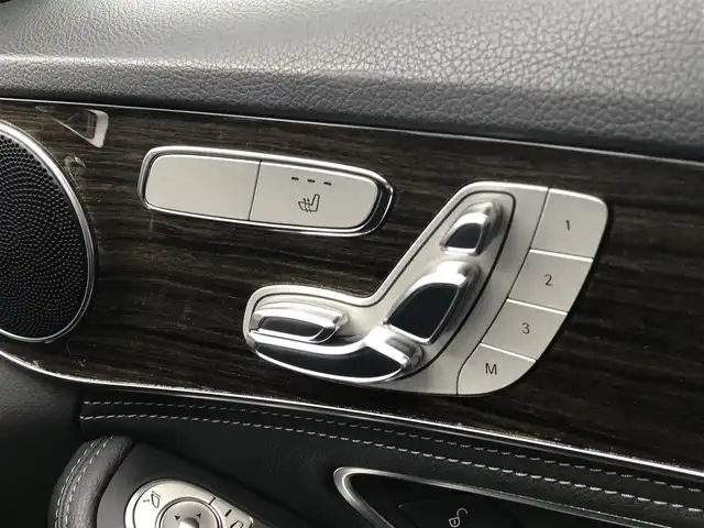 メルセデス・ベンツ Ｃ２００ アバンギャルド 富山県 2015(平27)年 6.6万km オブシディアンブラック 〇COMANDシステム/〇バックカメラ/〇レーダーセーフティパッケージ/〇パークトロニック/〇ヘッドアップディスプレイ/〇シートヒーター（運転席/助手席）/〇パワートランクリッド/〇LEDインテリジェントシステム/〇アダプティブハイビームアシストプラス/〇LEDコーナリングランプ/〇純正17インチAW/〇ブラウン木目調センターパネル/アナログ時計/〇ディンプル加工ナッパ革巻きステアリングホイール/〇無地ファブリック/合皮コンビシート/〇パワーシート（運転席メモリー付/助手席）/〇ETC/〇ドライブレコーダー/〇キーレスゴー
