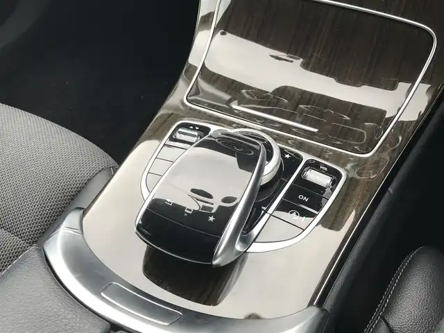 メルセデス・ベンツ Ｃ２００ アバンギャルド 富山県 2015(平27)年 6.6万km オブシディアンブラック 〇COMANDシステム/〇バックカメラ/〇レーダーセーフティパッケージ/〇パークトロニック/〇ヘッドアップディスプレイ/〇シートヒーター（運転席/助手席）/〇パワートランクリッド/〇LEDインテリジェントシステム/〇アダプティブハイビームアシストプラス/〇LEDコーナリングランプ/〇純正17インチAW/〇ブラウン木目調センターパネル/アナログ時計/〇ディンプル加工ナッパ革巻きステアリングホイール/〇無地ファブリック/合皮コンビシート/〇パワーシート（運転席メモリー付/助手席）/〇ETC/〇ドライブレコーダー/〇キーレスゴー
